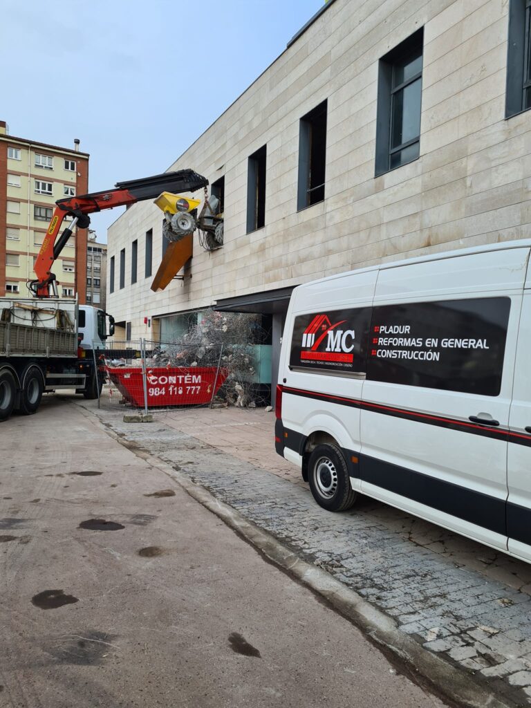 Furgoneta en el exterior de una obra